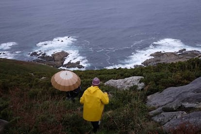 Elvira y su marido bajando por la montaña hasta las rocas