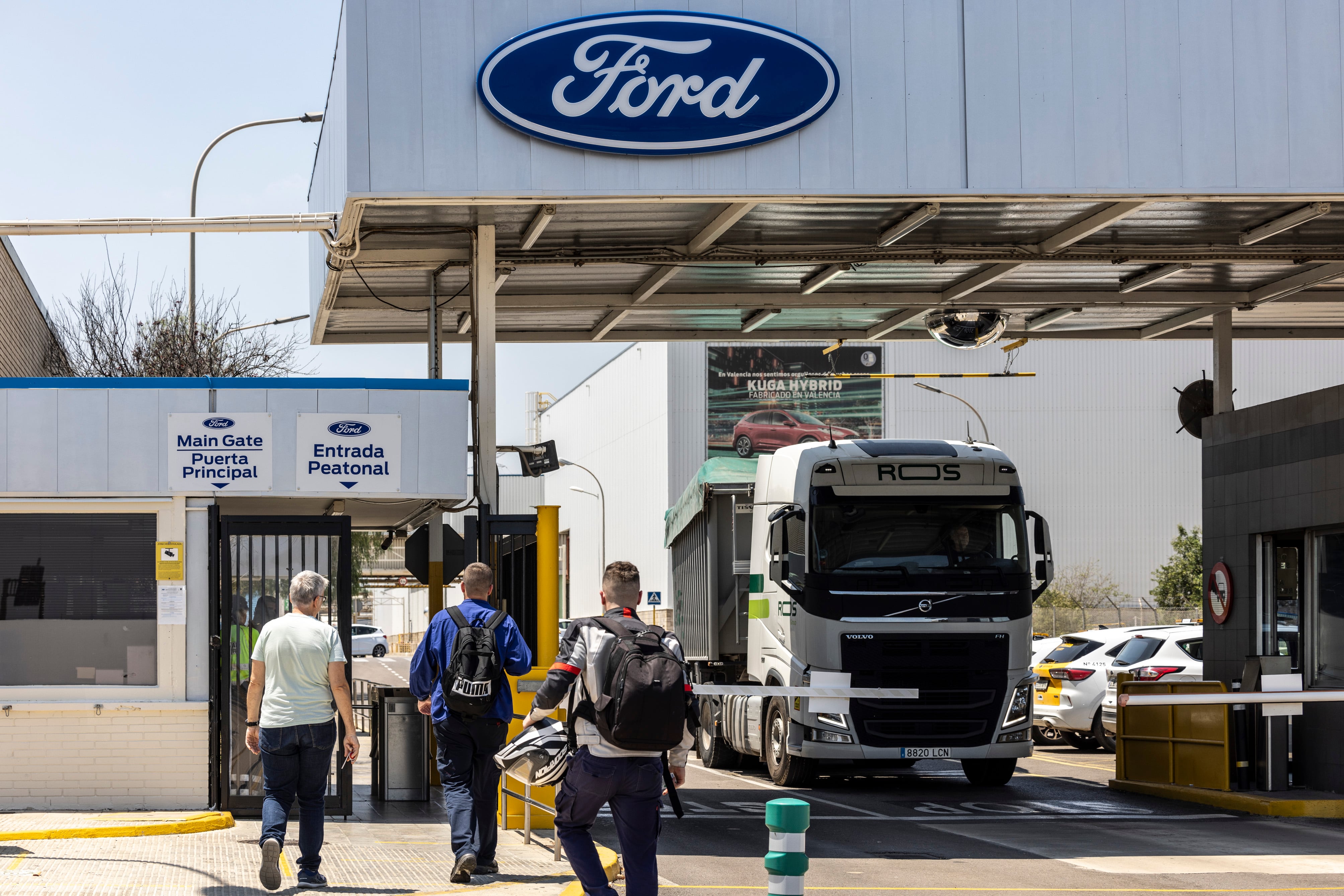 Trabajadores entrando en la fábrica de Ford Valencia.