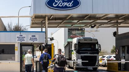 Trabajadores en un cambio de turno en la factoría de Ford en Almussafes (Valencia).