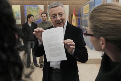 Blanco muestra la propuesta de convenio que el sindicato de controladores presentó el pasado viernes al Gobierno