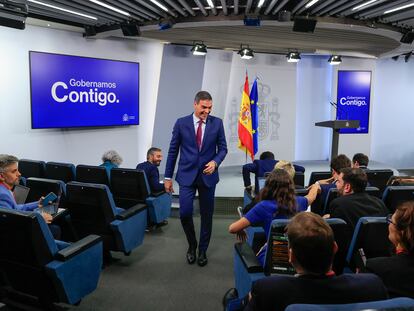 Pedro Sánchez bromea con los periodistas al finalizar la rueda de prensa que ha ofrecido este martes en La Moncloa tras su reunión con el Rey.