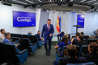 Pedro Sánchez bromea con los periodistas al finalizar la rueda de prensa que ha ofrecido este martes en La Moncloa tras su reunión con el Rey.