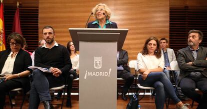 La alcaldesa de Madrid, Manuela Carmena, y otros ediles de Ahora Madrid.