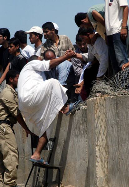 Grupos de palestinos y de egipcios han saltado el muro que separa sus territorios para celebrar la marcha israelí. El Gobierno de El Cairo ha despleago a sus tropas a lo largo de la frontera para prevenir incidentes.