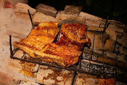 Un paiche asado. 