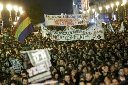 La multitud recorre el centro de Madrid para protestar contra los recortes en Educación.