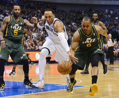 Foye, de los Jazz, lucha por el balón con Marion, de los Mavericks.