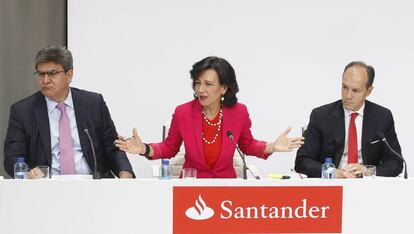 La presidenta del Banco Santander, Ana Botín, junto a José Antonio Álvarez, a su derecha, y Rami Aboukhair, a su izquierda.