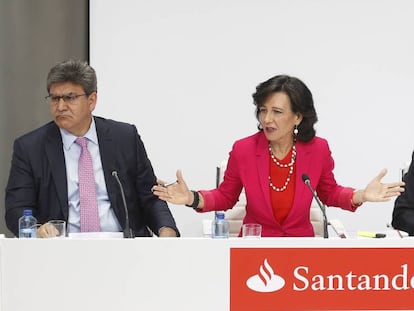 La presidenta del Banco Santander, Ana Botín, junto a José Antonio Álvarez, a su derecha, y Rami Aboukhair, a su izquierda.