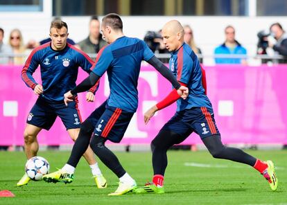 Shaqiri, Ribery y Robben durante la sesión de entrenamiento previa a la ida del enfrentamiento de cuartos de final de la Champions ante el United.