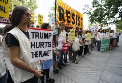 Participantes en la concentración convocada por Greenpeace frente a la Embajada de Estados Unidos en Madrid para protestar por la decisión del presidente estadounidense, Donald Trump, de sacar a su país del Acuerdo de París.