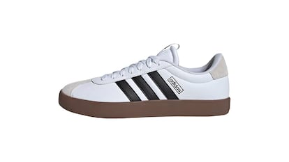 Zapatillas adidas sobre fondo blanco.