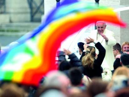 La bandera arcoíris de la paz en la recepción del Papa Francisco, el pasado enero en el Vaticano.