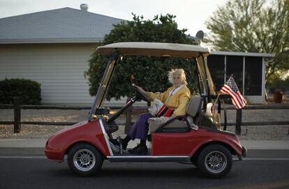 Una mujer avanza con su coche de golf por una de las calles de Sun City. Webb, el fundador de la ciudad, pretendía dar a los habitantes algo más que una casa y una silla para esperar el momento de la muerte.