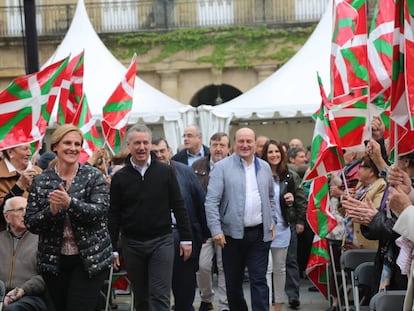 Urkullu y Ortuzar son recibidos con ikurri&ntilde;as en el Aberri Eguna del PNV en Bilbao.