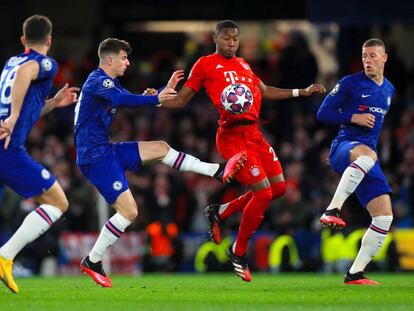 David Alaba disputa la pelota rodeado de jugadores del Chelsea.