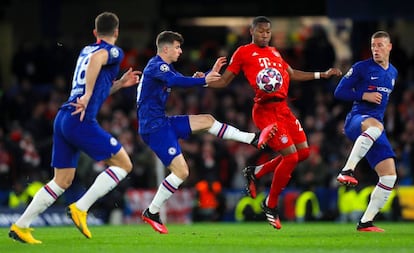 David Alaba disputa la pelota rodeado de jugadores del Chelsea.