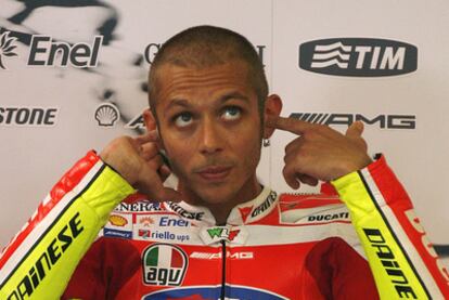 El piloto italiano Valentino Rossi (Ducati), durante el primer día de entrenamientos en Estoril.