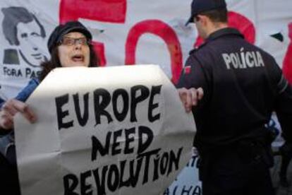 Una manifestante del movimiento "Que se lixe a troika" protestaba ayer en Lisboa contra la misión de la Troika en Portugal.