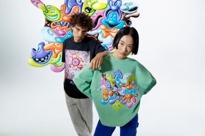 Dos modelos de la colección diseñada por Kenny Scharf para Pull&Bear.