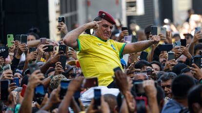 El expresidente brasileño Jair Bolsonaro participa en un acto multitudinario con simpatizantes el 21 de abril en Río de Janeiro.