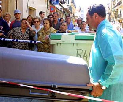 Momento en que es sacado el cadáver de Miguel Obaya.