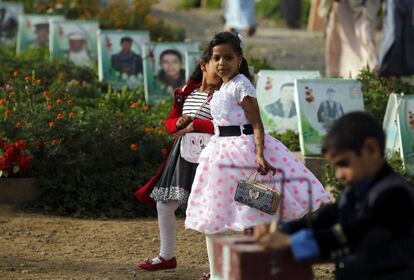 Varios niños visitan un cementerio de Saná, Yemen. La mayoría de los países musulmanes celebran el primer día del Eid al-Adha, la Fiesta del Sacrificio o del Cordero, la segunda de las dos grandes festividades musulmanas en el año, tras el Aid al Fitr, que marca el final del mes sagrado del ramadán.