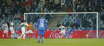 Una de las pocas ocasiones del partido, bajo la portería de Tyton.