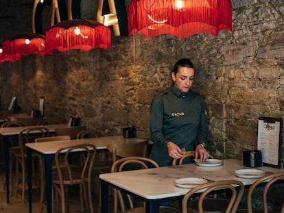 Una camarera prepara las mesas en un restaurante de Santiago de Compostela (A Coruña), este martes.