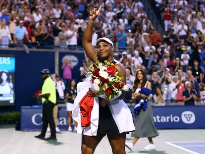 Serena Williams saluda al público tras caer eliminada en el último Masters de Canadá que se disputa en Toronto y Montreal.