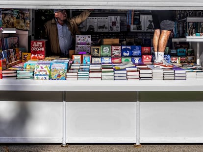 A book stand prepares to open during the 2024 Book Fair in Madrid.