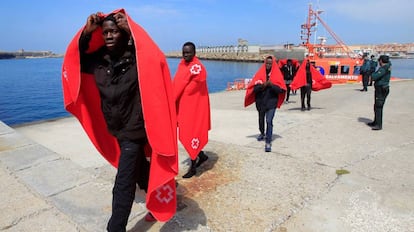 Inmigrantes rescatados por Salvamento Marítimo este lunes en Tarifa.