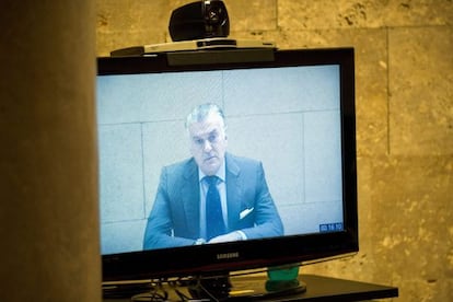 Ex-PP treasurer Luis Bárcenas appears in court via videolink on Friday