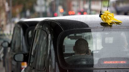 Un taxi con un adorno amarillo en memoria del Alan Henning, asesinado por el Estado Islámico.