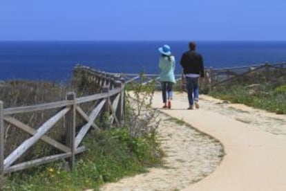 Paseo circular en torno a la Fortaleza de Sagres, en el Algarve.