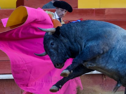 El diestro Paco Ureña se enfrenta a su segundo astado durante la corrida de toros de la Feria de Fallas el 19 de marzo de 2023.