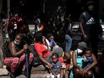 Migrantes haitianos hacen fila a las afueras de la Comisión Mexicana de Ayuda a Refugiados (COMAR) de la Ciudad de México para solicitar asilo humanitario, el 22 de Septiembre de 2021. 