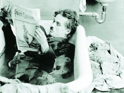Chaplin en la bañera leyendo las cartas al director.