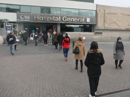 Colas de espera en el Hospital Universitario de La Paz para hacerse un test de antígenos, el 23 de diciembre de 2021, en Madrid.