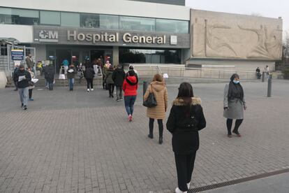 Colas de espera en el Hospital Universitario de La Paz para hacerse un test de antígenos, el 23 de diciembre de 2021, en Madrid.