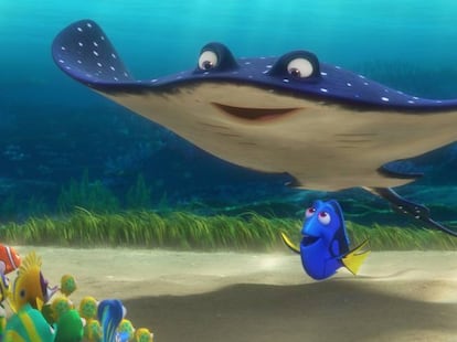 <b>¿Quién es?</b> <br> Se trata de la mantarraya profesora de pequeños peces que conocimos en ‘Buscando a Nemo’ y más tarde en ‘Buscando a Dory’. <br> <b>¿Femenino o masculino?</b><br> En realidad, se trata de uno de los primeros personajes transgénero que aparece en dibujos animados, según reconoció la presentadora Ellen DeGeneres, que da voz a Dory, en una entrevista en 'USA Today': "Pasa de ser Sting-Ray a Sting-Rhonda”. El guiño es imposible de percibir en la versión doblada al español en la que el personaje se llama Maestro Raya.