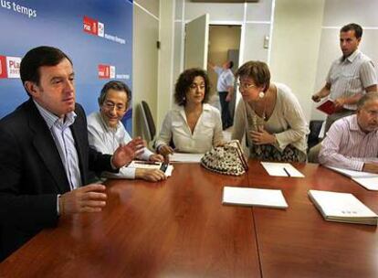 Joan Ignasi Pla, ayer en las Cortes, con varios diputados socialistas.
