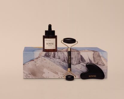 Rowse. A veces no hay mejor regalo para nuestra piel que un merecido descanso. El pack Dolomites de la marca catalana incluye una de sus fórmulas orgánicas más vendidas con la que relajarte a diario. El sérum Repair rico en vitamina E es un ponche de aceites esenciales y plantas preciosas como la caléndula o el algodón, que mejora la salud del rostro mientras duermes. Para multiplicar sus beneficios (y el placer) incorpora un rodillo facial de obsidiana negra y una piedra Gua Sha, dos herramientas que al masajear el rostro favorecen el drenaje linfático, reducen el hinchazón de la cara y minimizan las líneas finas y arrugas. Un gustazo.