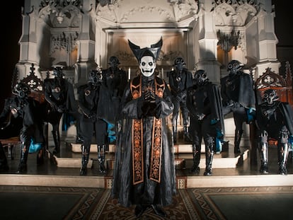 Tobias Forge, el siniestro papa de Ghost, con los otros miembros del grupo. Todos con sus disfraces oficiales en una imagen de 2022. / MIKAEL ERIKSSON