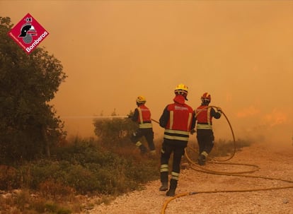 Trabajo del Consorcio Provincial de Bomberos de Alicante en el incendio forestal de Ibi.