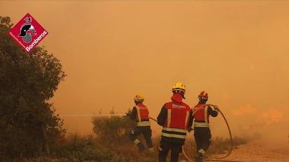 Trabajo del Consorcio Provincial de Bomberos de Alicante en el incendio forestal de Ibi.