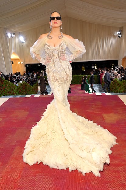 Rosalía lució este vestido de Givenchy que creó para ella Matthew Williams. "Va a ser difícil superarlo el día de mi boda", ha contado a su paso por la alfombra roja. Esta ha sido su segunda vez en la MET Gala.
