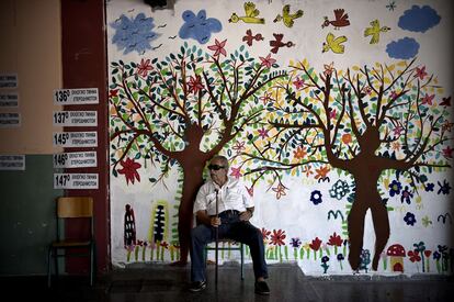 Dos horas después de la apertura de los colegios electorales, habían votado sobre todo personas mayores, las más madrugadoras. En la imagen, un anciano en el interior de un colegio electoral en Atenas.