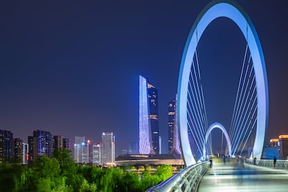 El puente peatonal de Nanjing y, al fondo, el distrito de Jianye.