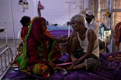 Una mujer reconforta a su marido ingresado en la sala de urgencias del hospital Lal Nehru de Jawahar, en el estado de Bihar, el 28 de julio de 2020.